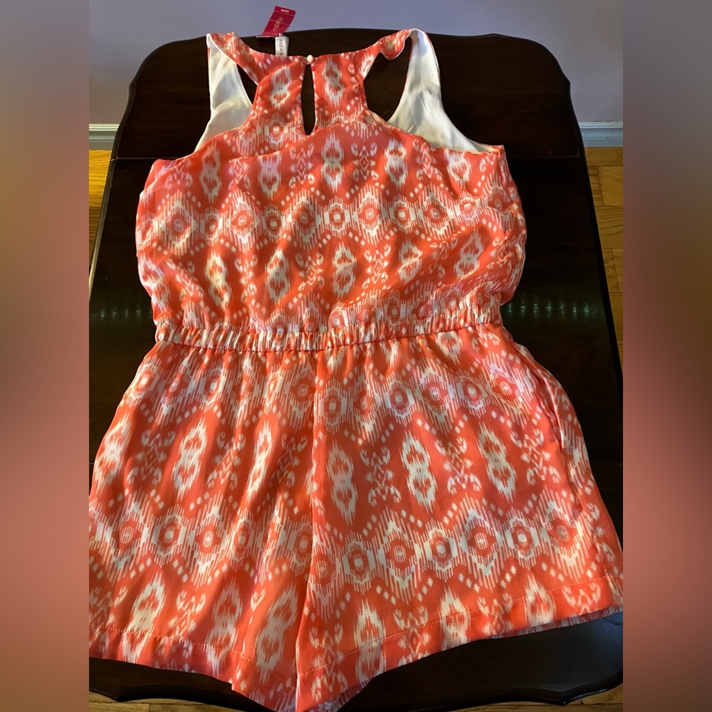 BNWT Sleeveless Romper w/ Shorts size M - Picture 3 of 13